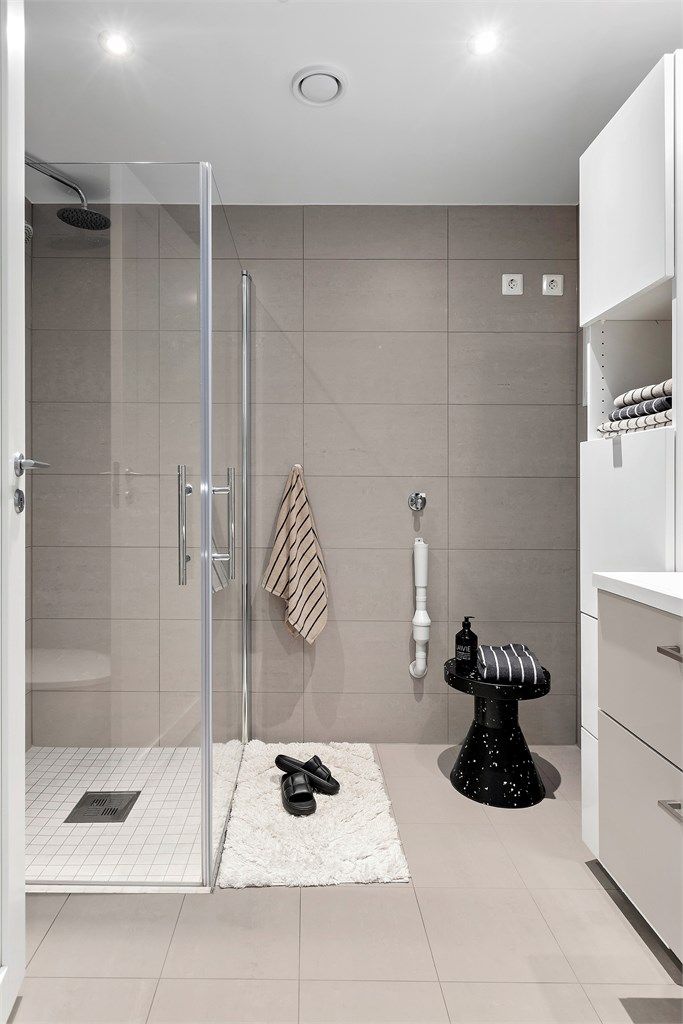  Badet har vegghengt toalett, dusjhjørne og opplegg for vaskemaskin. 