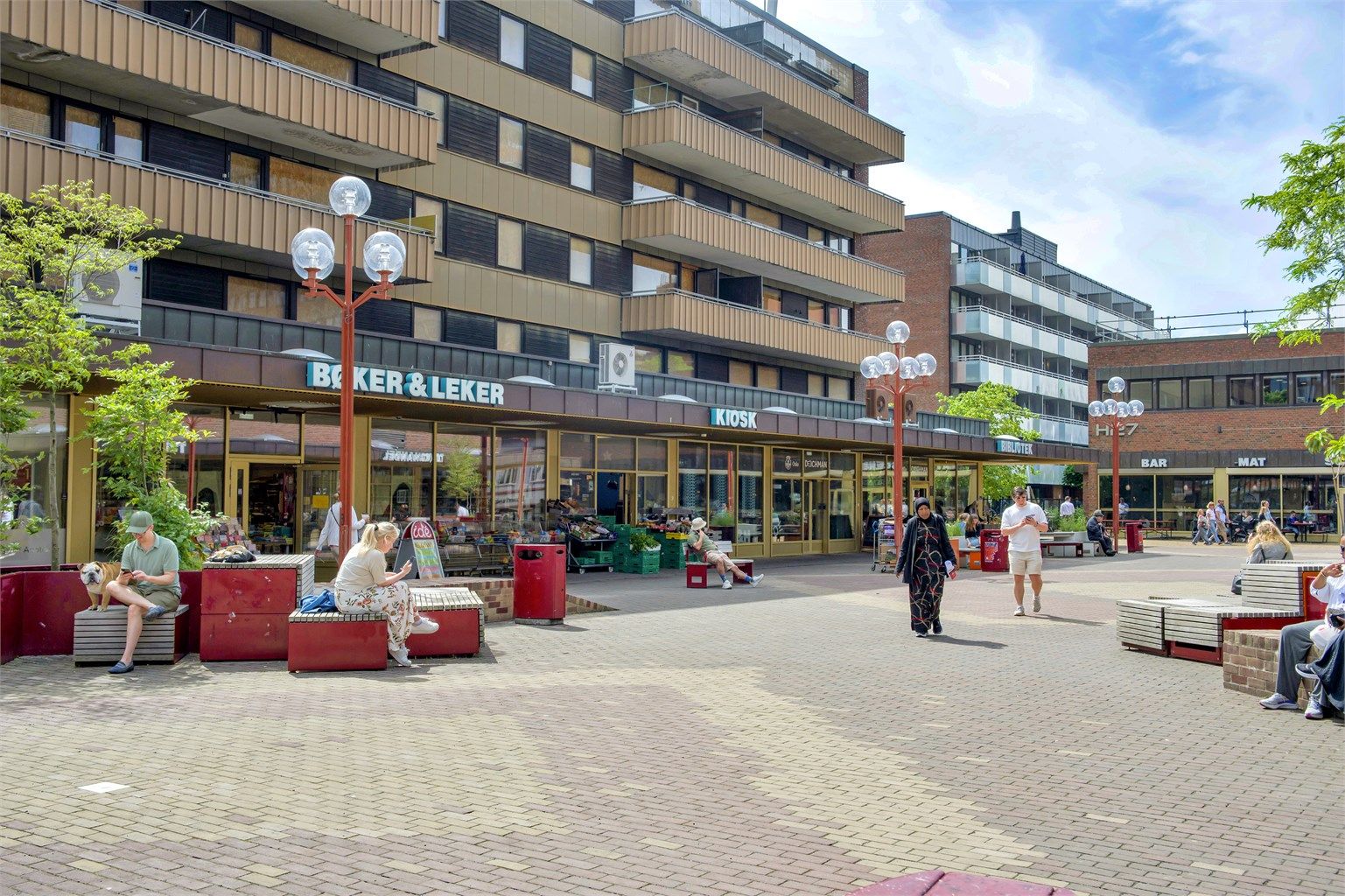 Tøyen Torg er et populært samlingspunkt med et variert utvalg butikker og serveringssteder.