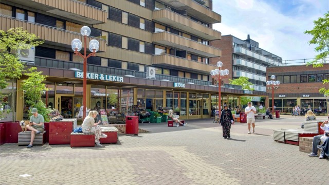 Tøyen Torg er et populært samlingspunkt med et variert utvalg butikker og serveringssteder.