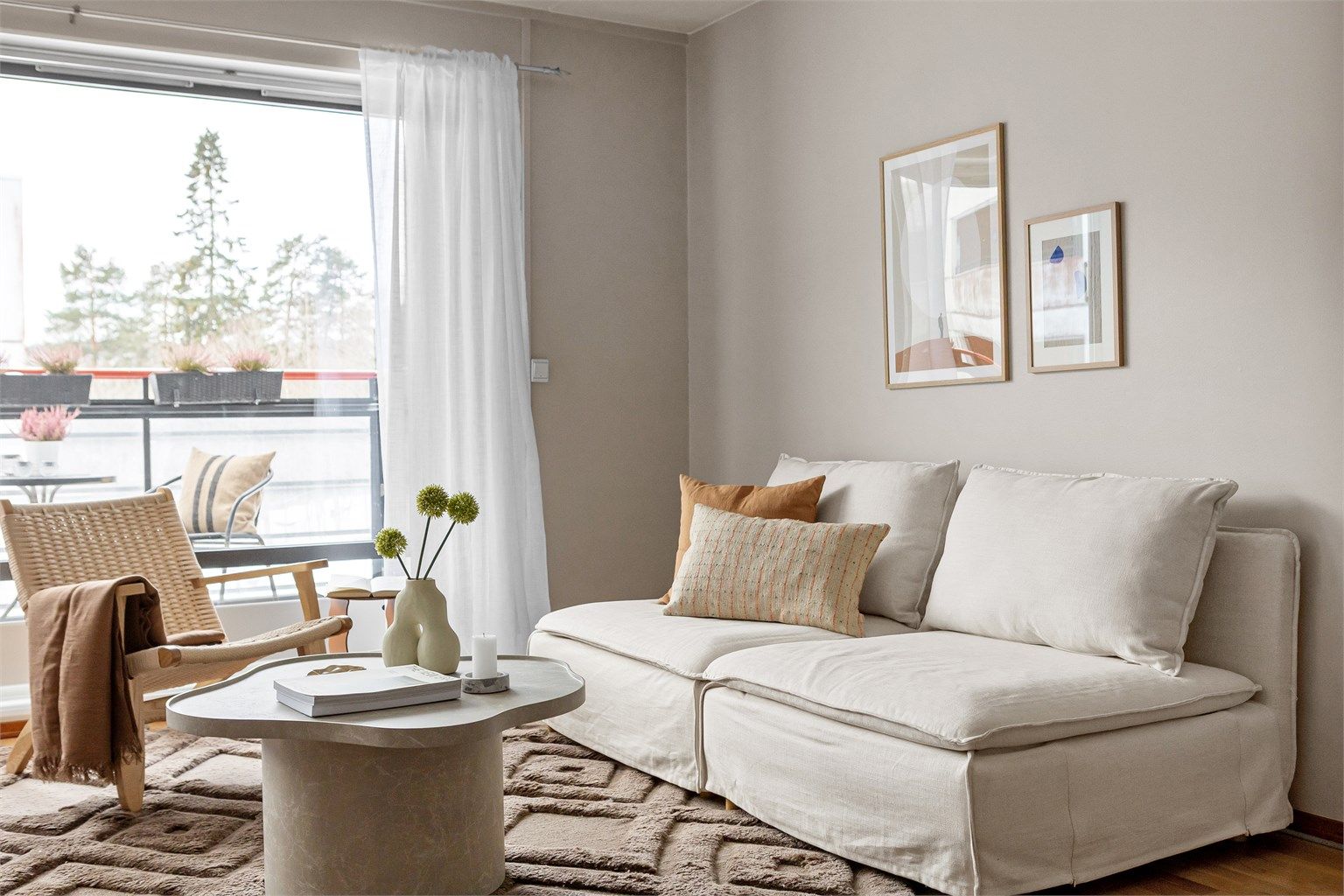 De store vinduene møter deg umiddelbart i stuen, noe som gir en lys og luftig romfølelse. 