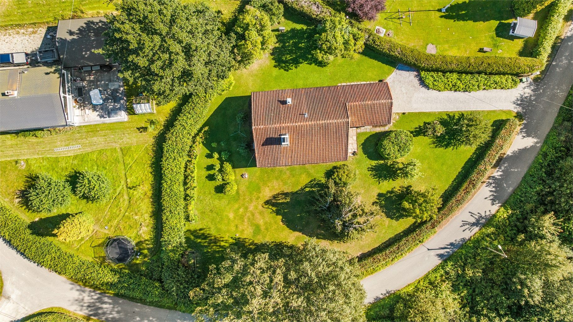 En velholdt enebolig med stor og romslig tomt - Flott beliggenhet som er sentral, samtidig tilbaketrukket. 