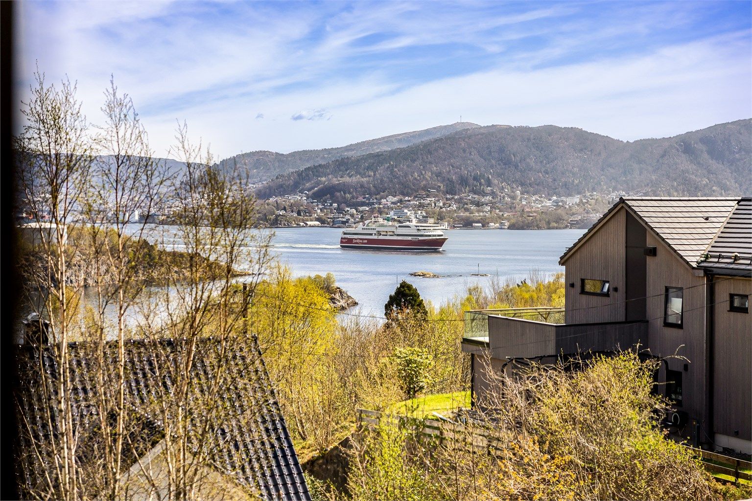 Med busstoppet Strand Florvåg kun tre minutters gange unna, er kollektivtransporten lett tilgjengelig.