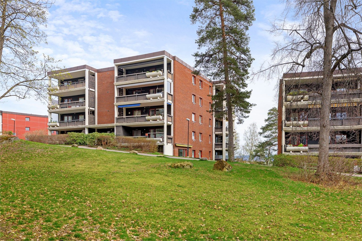 Bygget er fra 1981, med fasader i hovedsak av tegl- og murverk.