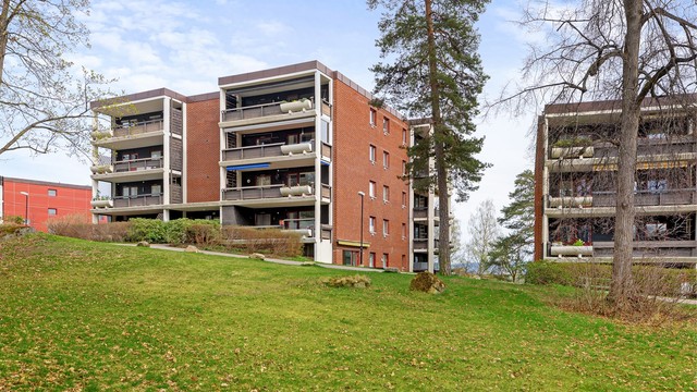 Bygget er fra 1981, med fasader i hovedsak av tegl- og murverk.