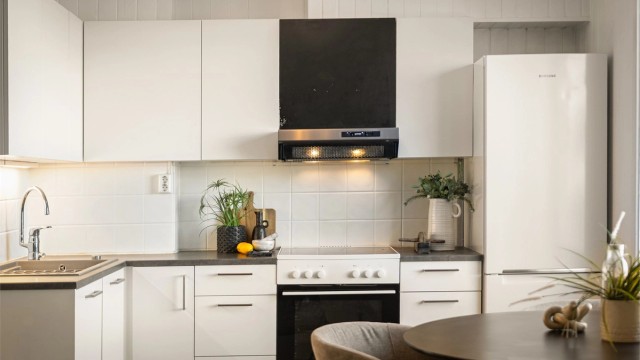 Kjøkkenet er utstyrt med stekeovn, kjøleskap og oppvaskmaskin.