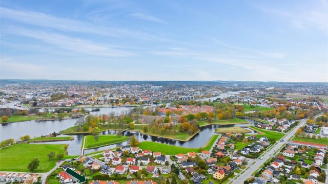 Sameiet ligger i grenseland mellom sjarmerende Vaterland og Kongstens nyere boligbebyggelse. Store parkområder er lett tilgjengelig i nærområdet, inkludert de ikoniske vollgravene som omringer Gamlebyen.
