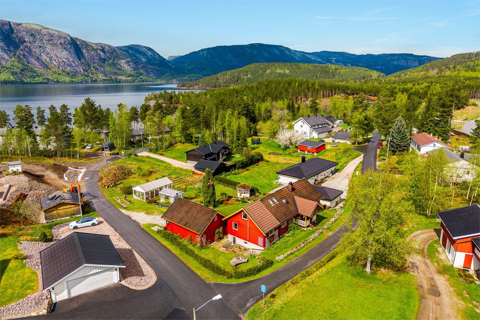 Boligen ligger i et veletablert nabolag med innsjøen Nisser i umiddelbar nærhet.