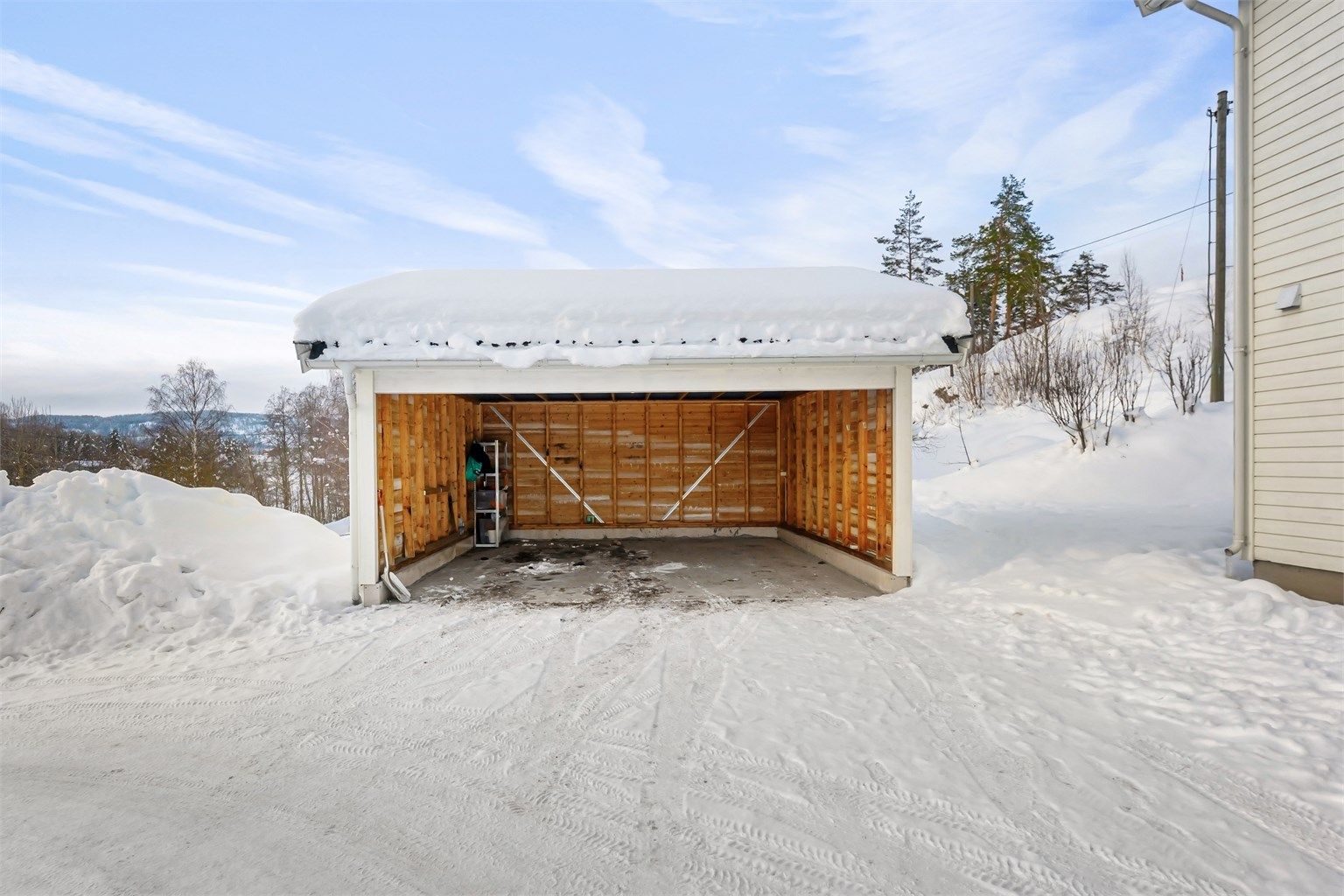 Det medfølger en egen plass i carport for parkering.