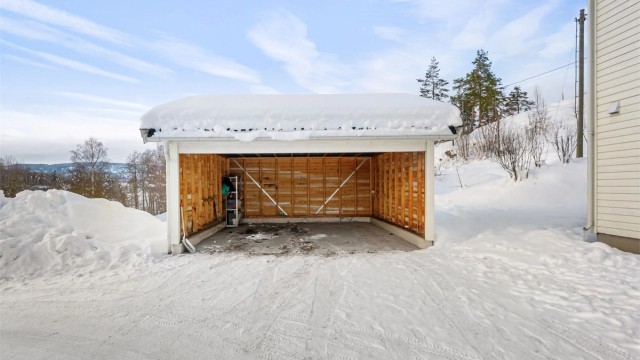 Det medfølger en egen plass i carport for parkering.