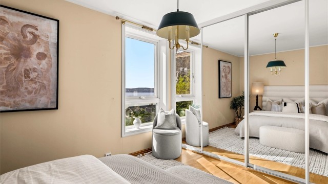 Stort soverom med gulvvarme og skyvedørsgarderobe