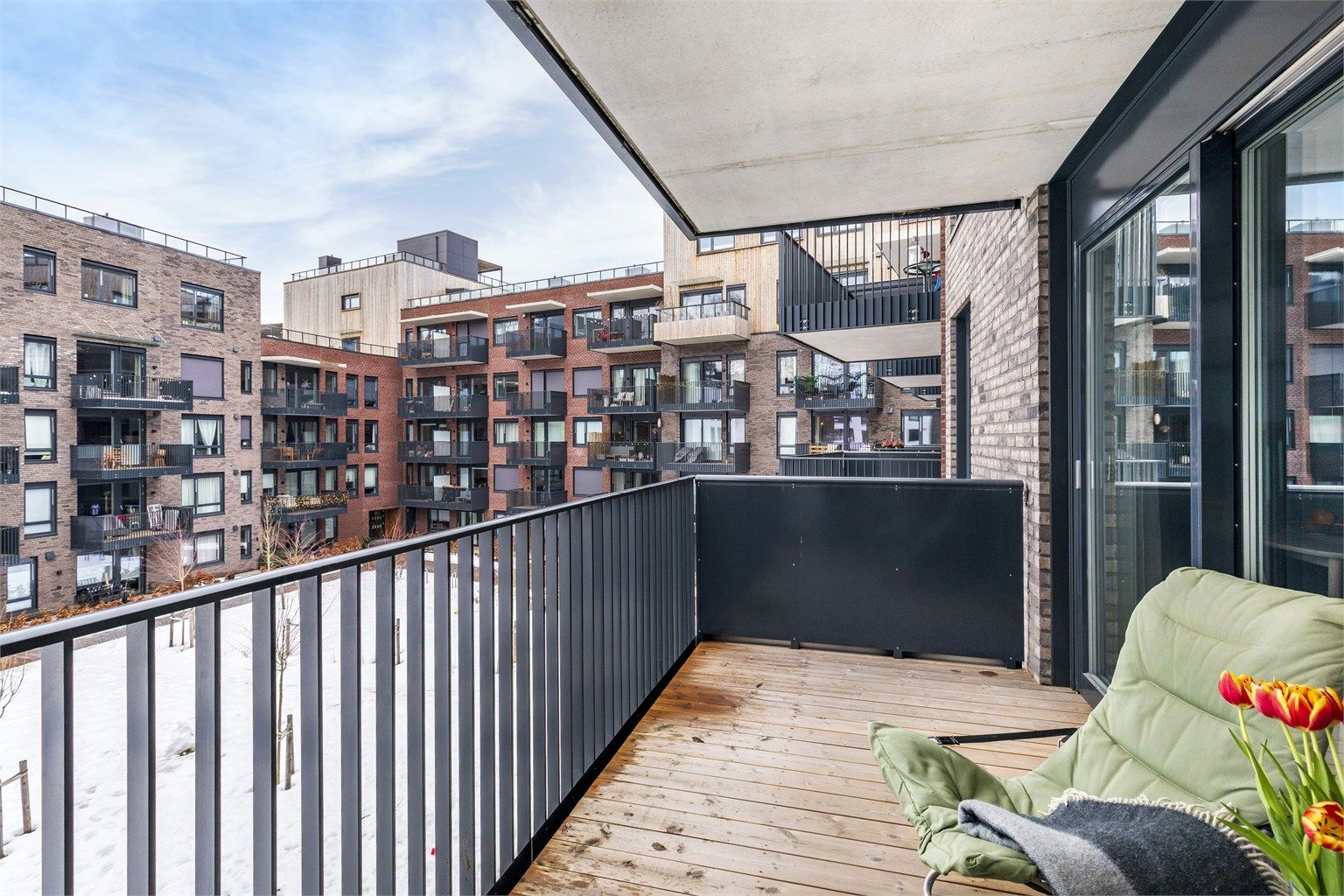 Leiligheten ligger godt tilbaketrukket fra veien, men samtidig nært det meste en trenger i hverdagen