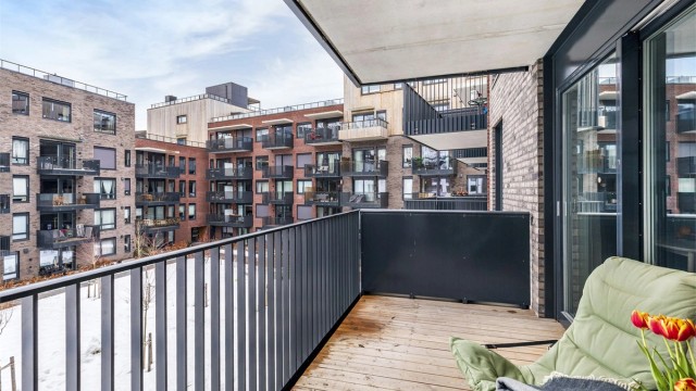 Leiligheten ligger godt tilbaketrukket fra veien, men samtidig nært det meste en trenger i hverdagen