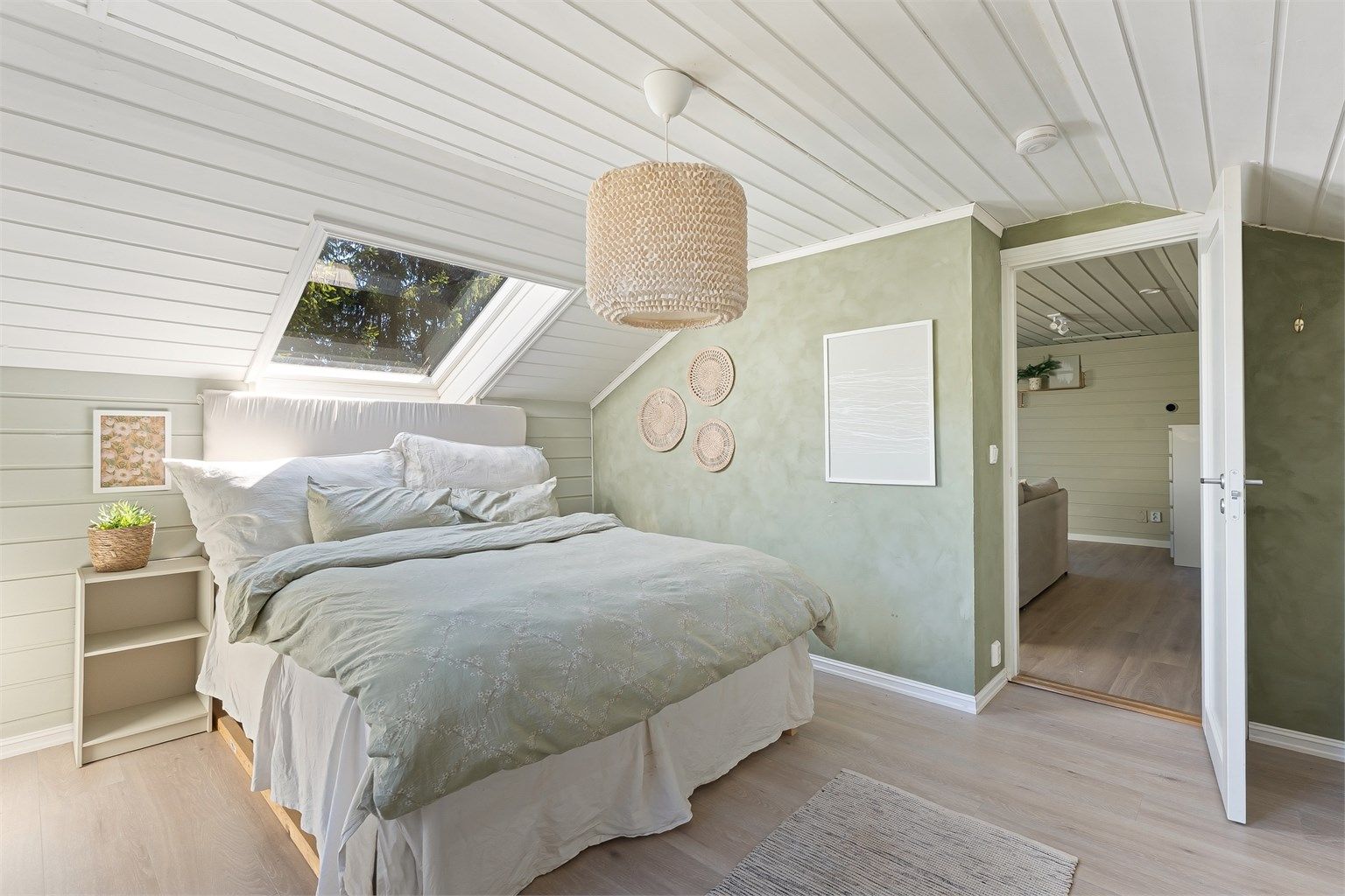 Rommet har en lys og luftig atmosfære og direkte adkomst fra rommet som benyttes som loftstue. Rom over garasje er godkjent i kommunen og kjøper overtar ansvaret for dette. Konsekvens er at det må rives.