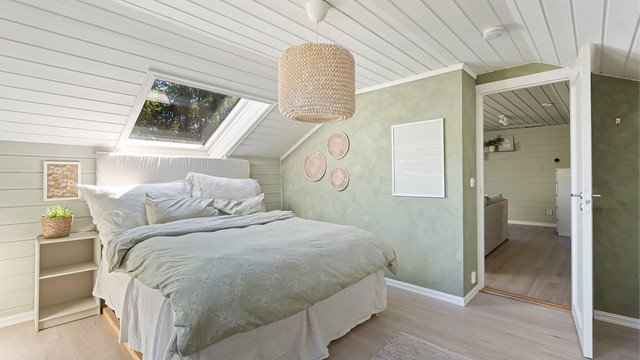 Rommet har en lys og luftig atmosfære og direkte adkomst fra rommet som benyttes som loftstue. Rom over garasje er godkjent i kommunen og kjøper overtar ansvaret for dette. Konsekvens er at det må rives.