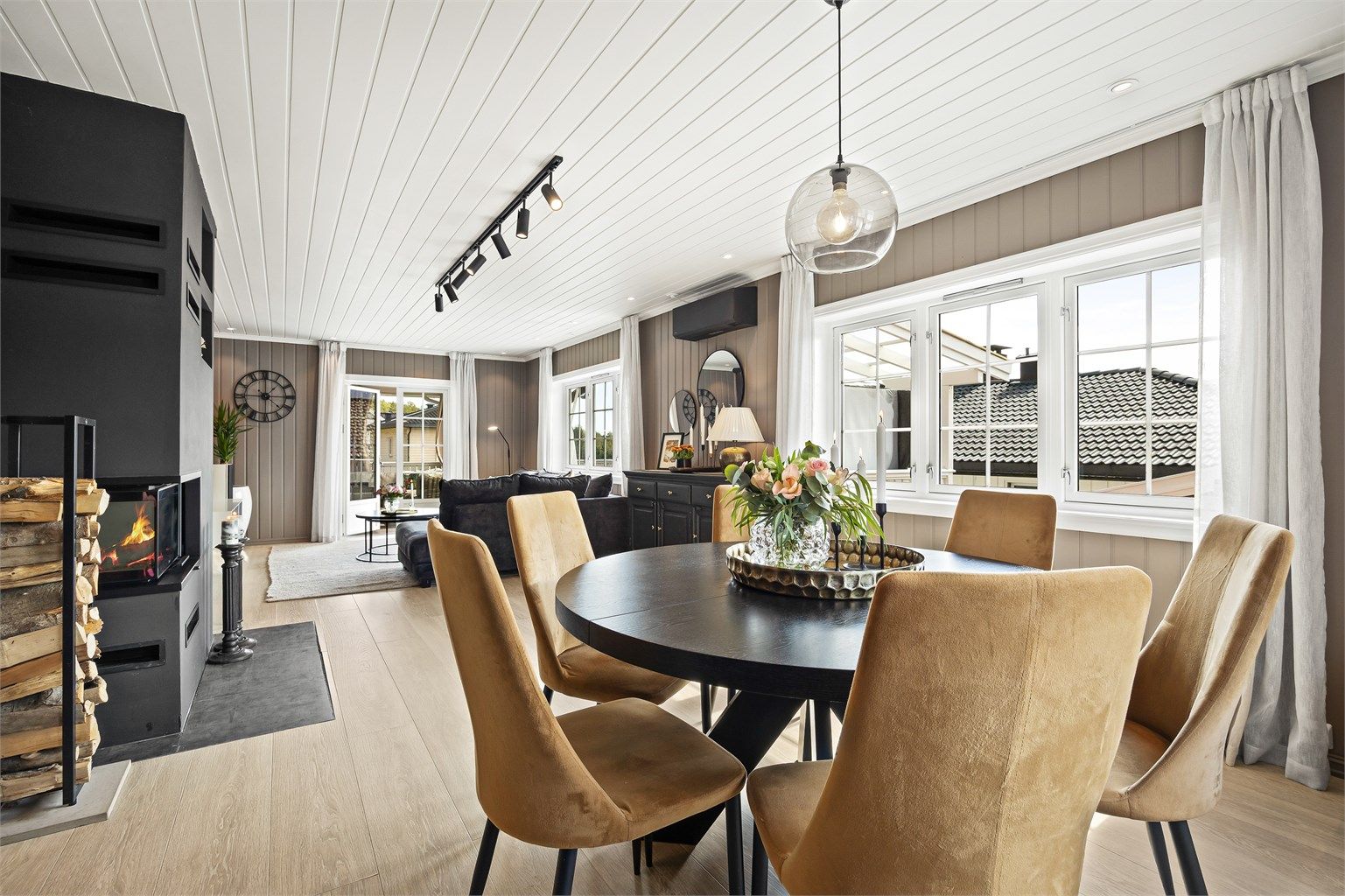 Romslig oppholdsrom med plass til både sofagruppe og en egen spisestue.