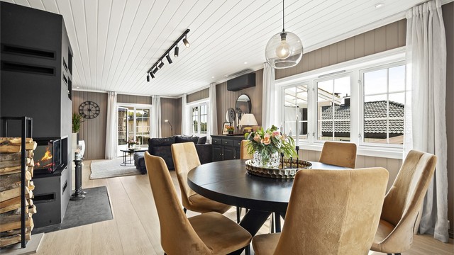 Romslig oppholdsrom med plass til både sofagruppe og en egen spisestue.