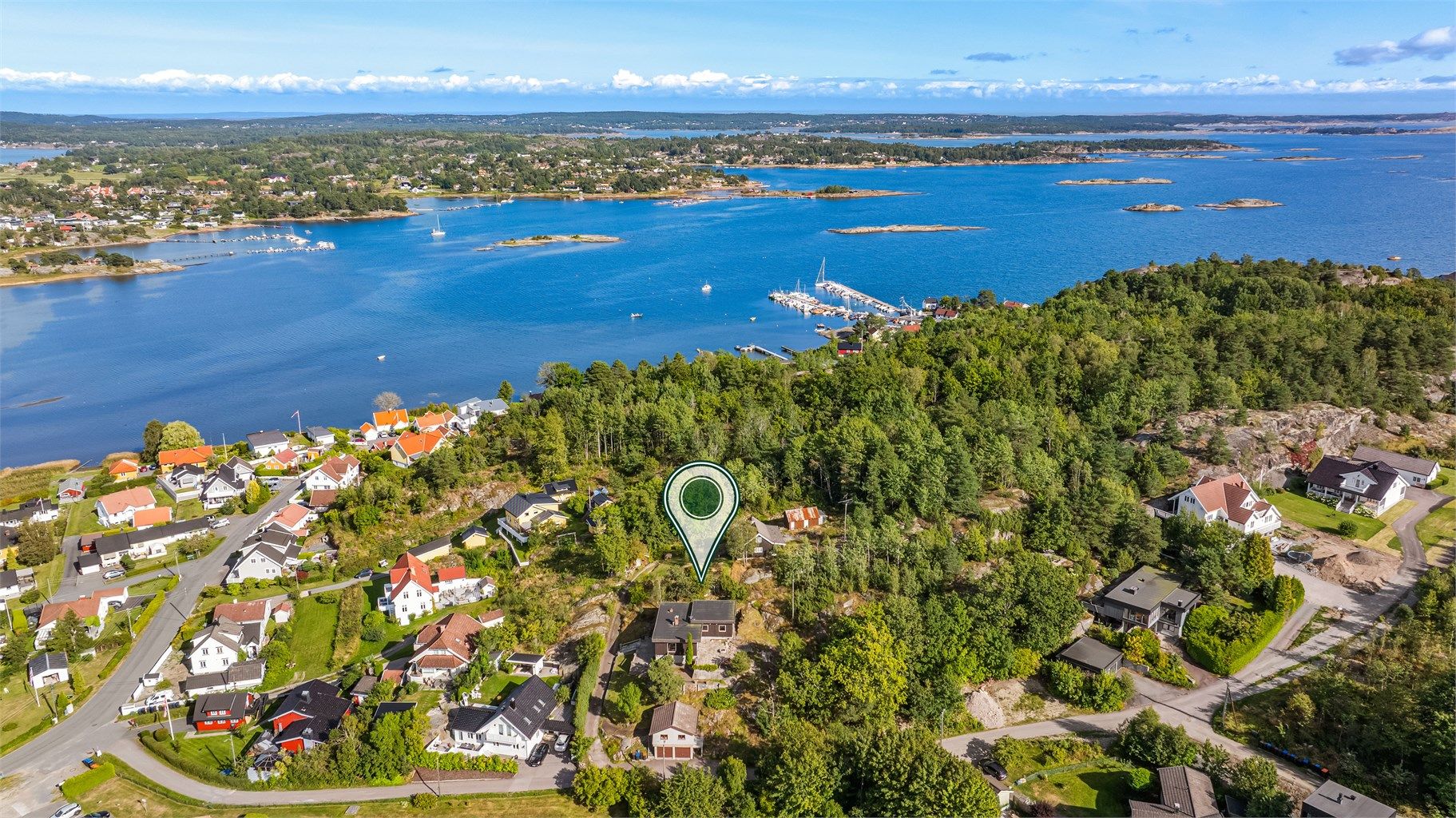 Innenfor 5 minutter gange finner en Lahelle badestrand som er en kjent samlingsplass på Sankthansaften med stort bål, samt hygge og moro for store og små. 