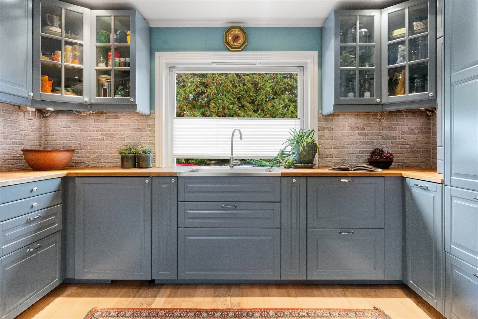 Leiligheten ligger i byggets 1. etasje og byr på en gjennomtenkt planløsning over 132 kvm. Her får du store og åpne oppholdsrom, tre gode soverom og to flotte bad