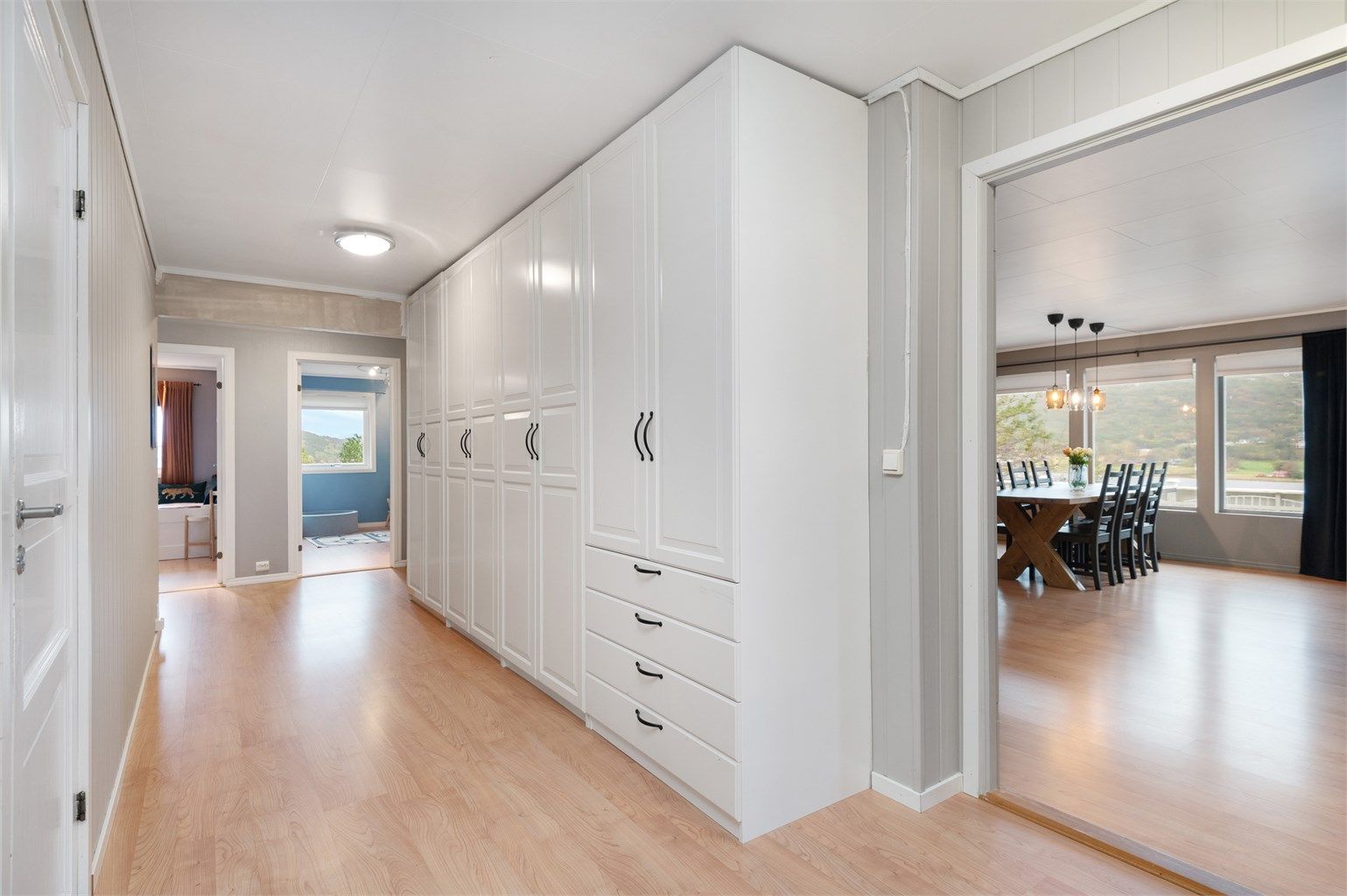 Godt med lagringsplass i gangen mot den innerste soveromsfløyen. 