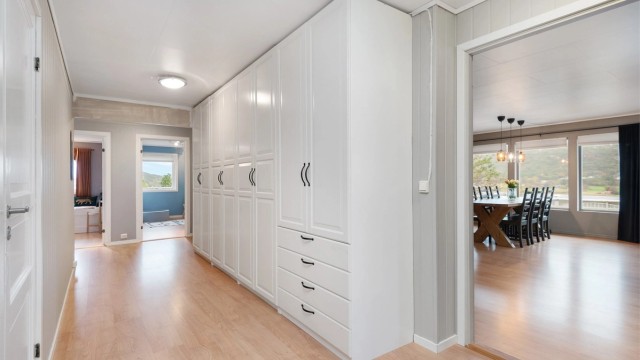 Godt med lagringsplass i gangen mot den innerste soveromsfløyen.