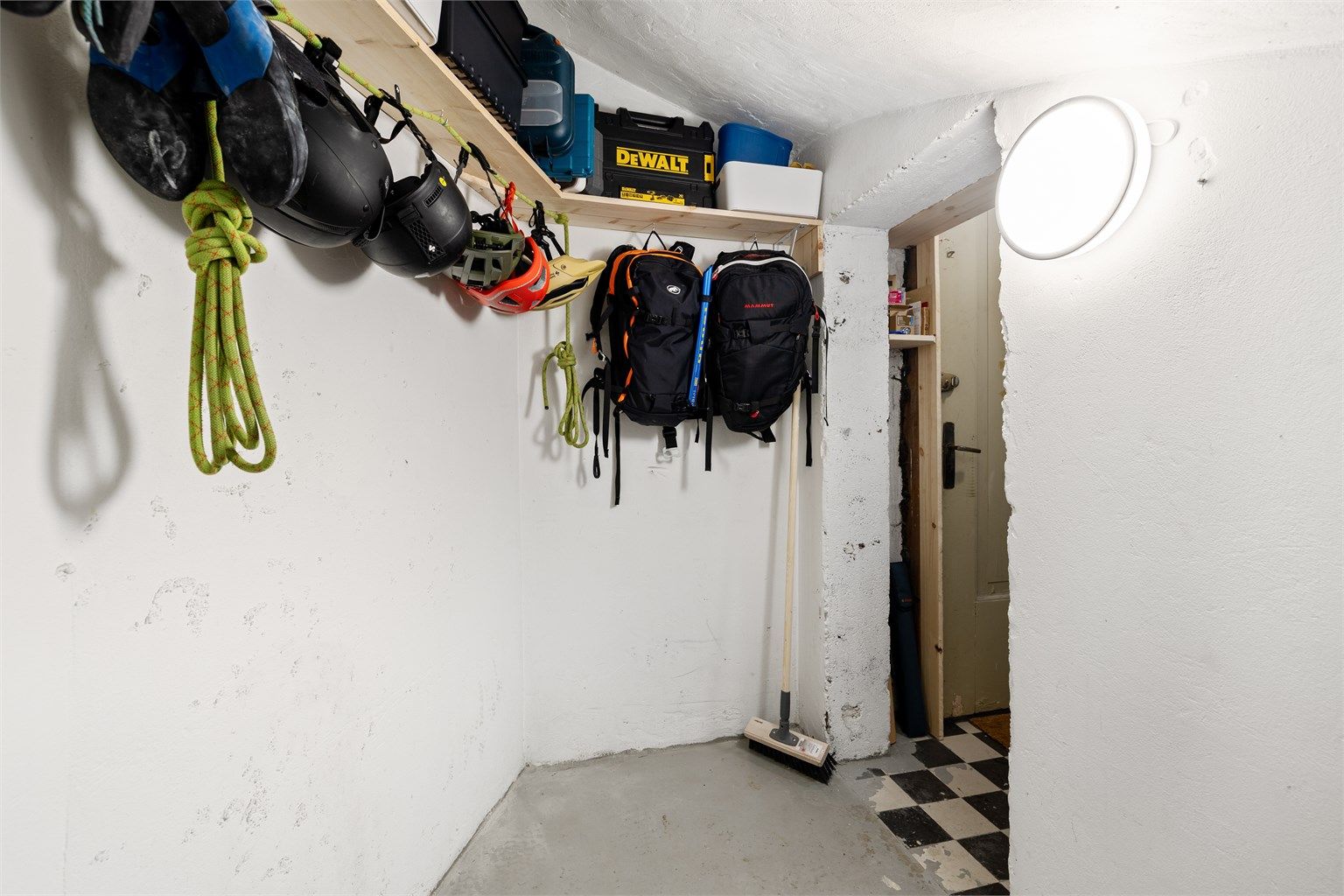 Leiligheten er nylig tildelt en ekstra bod i underetasjen av bygården