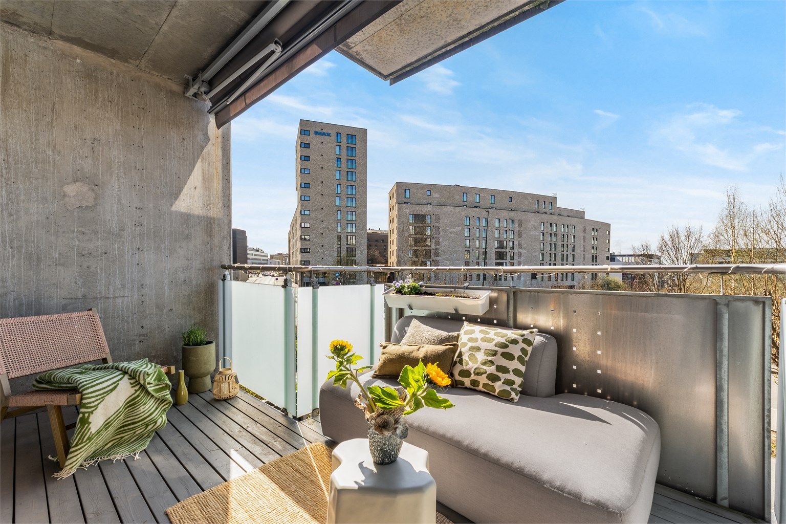 Fra stuen er det utgang til en solrik vestvendt balkong på 8 kvm.