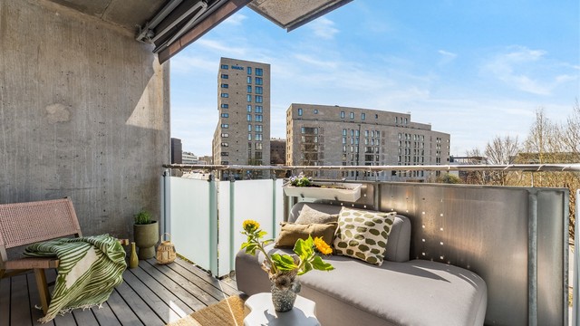 Fra stuen er det utgang til en solrik vestvendt balkong på 8 kvm.