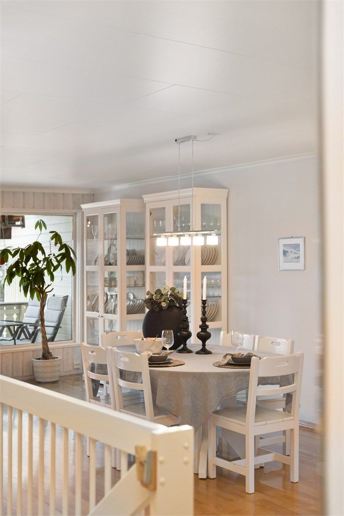 Spisestuen ligger i åpen løsning mot stuen og med nærhet til kjøkkenet.