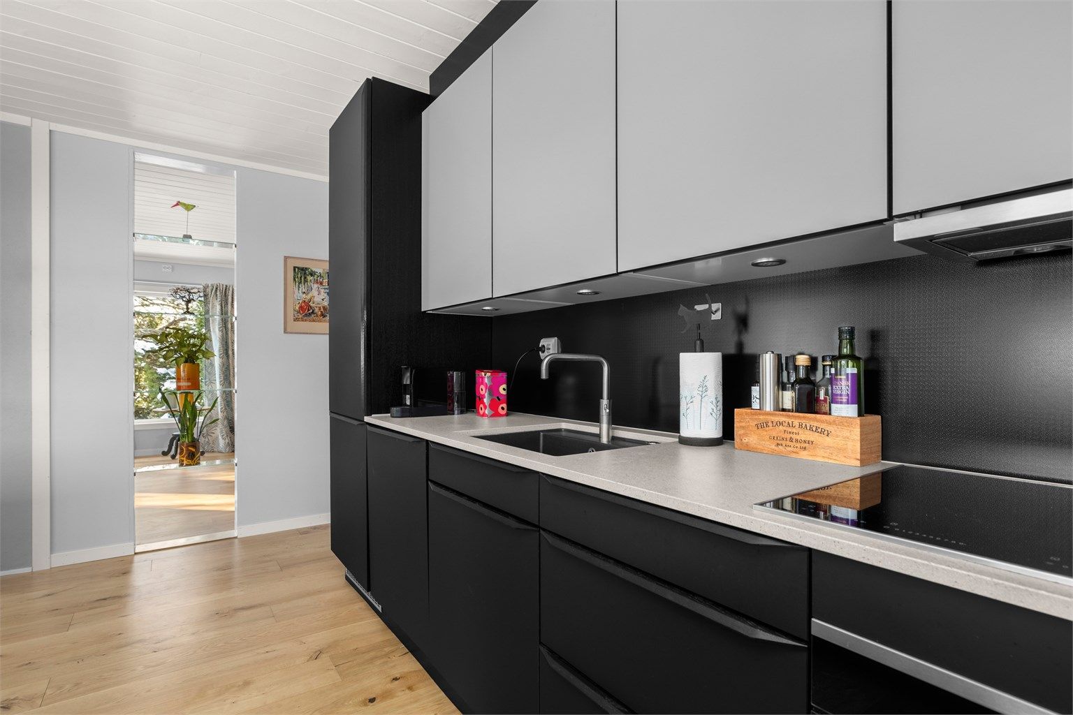 Stilrent og funksjonelt kjøkken med integrerte hvitevarer og god flyt mellom arbeidssoner. En gjennomtenkt løsning som gjør hverdagen både effektiv og trivelig.