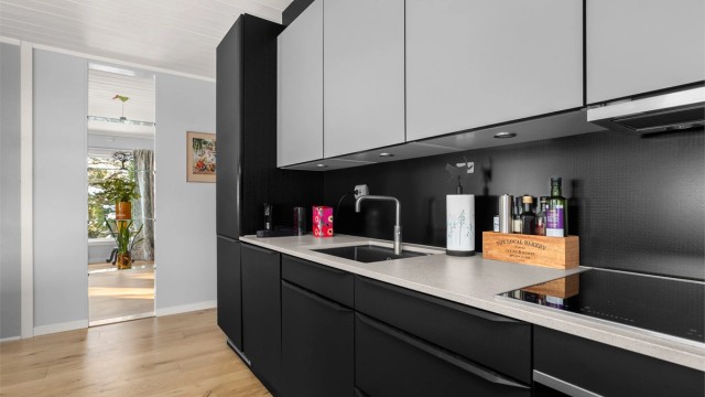 Stilrent og funksjonelt kjøkken med integrerte hvitevarer og god flyt mellom arbeidssoner. En gjennomtenkt løsning som gjør hverdagen både effektiv og trivelig.