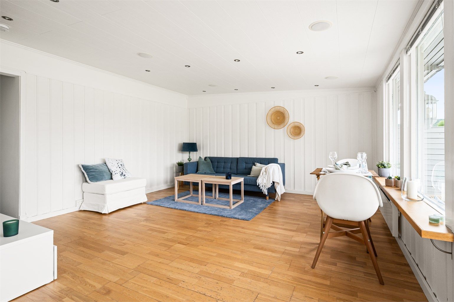 Her er det god plass til både sofagruppe, salongbord, tv-seksjon og spisebord. Et sosialt og hyggelig rom med plass til å invitere venner og familie til hyggelige sammenkomster.