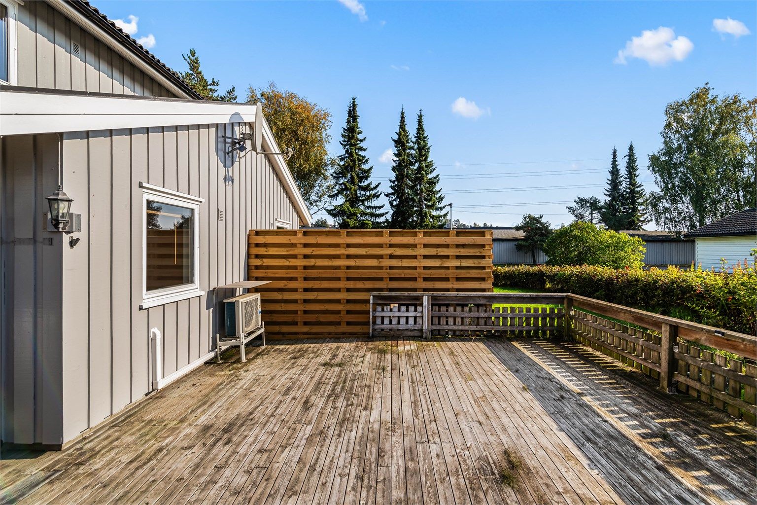 Romslig uteplass med flotte solforhold og mange muligheter for å skape din egen oase.