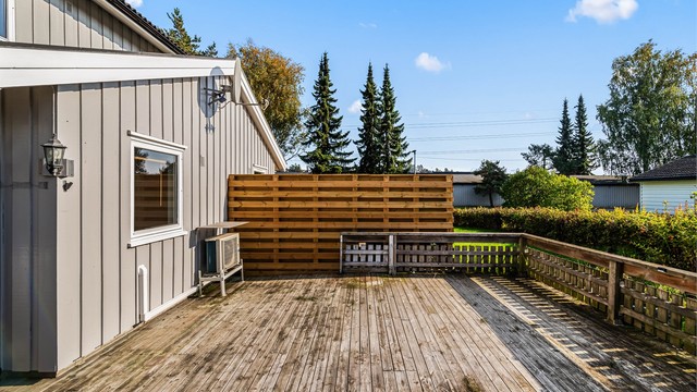 Romslig uteplass med flotte solforhold og mange muligheter for å skape din egen oase.