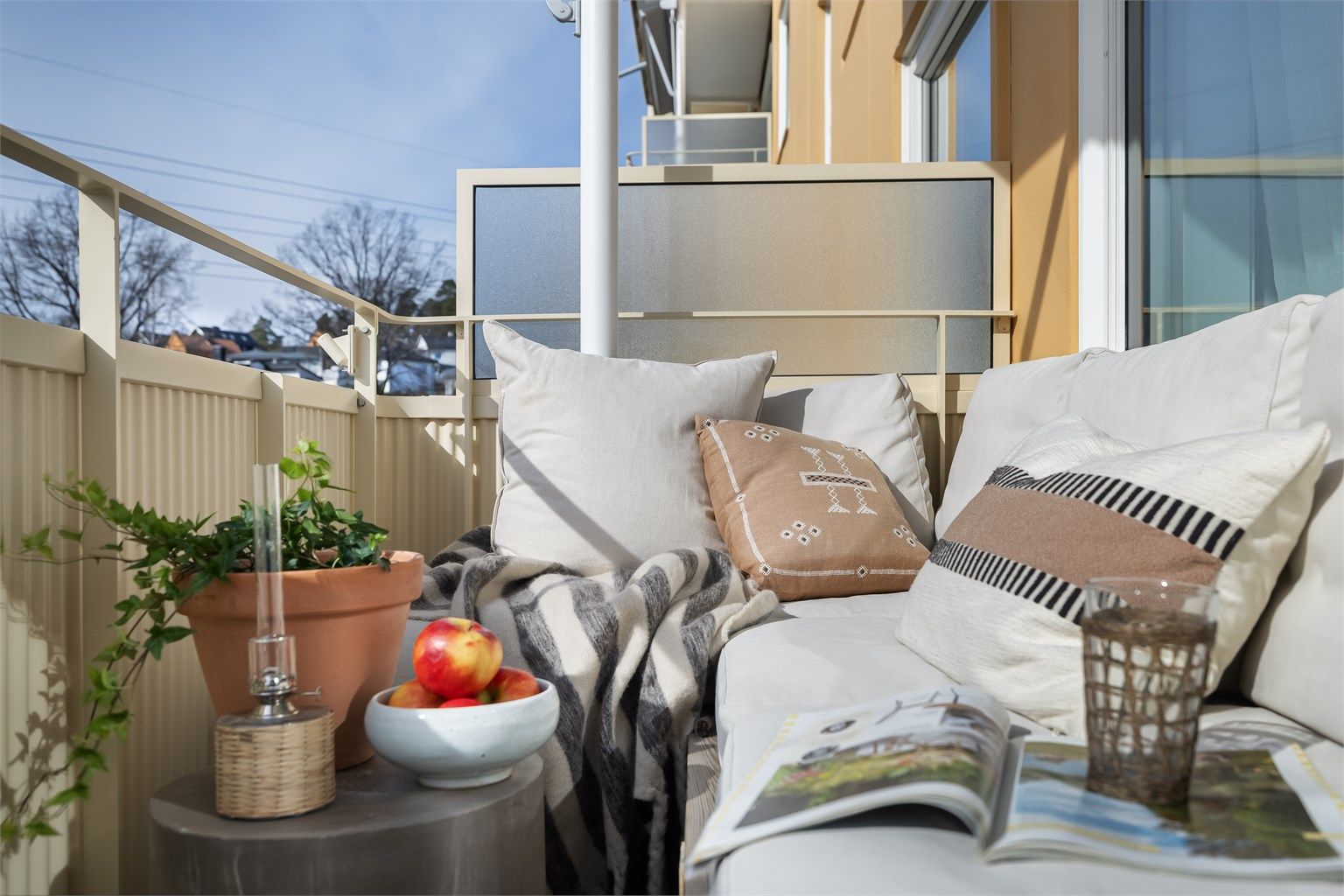 Her er det god plass til utemøblement som både sittegruppe og grill - det er tillatt med el- og/eller gassgrill på balkongene