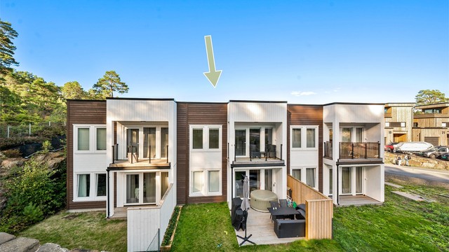 Leiligheten ligger fint plassert i det fremste og nyeste bygget i sameiet.