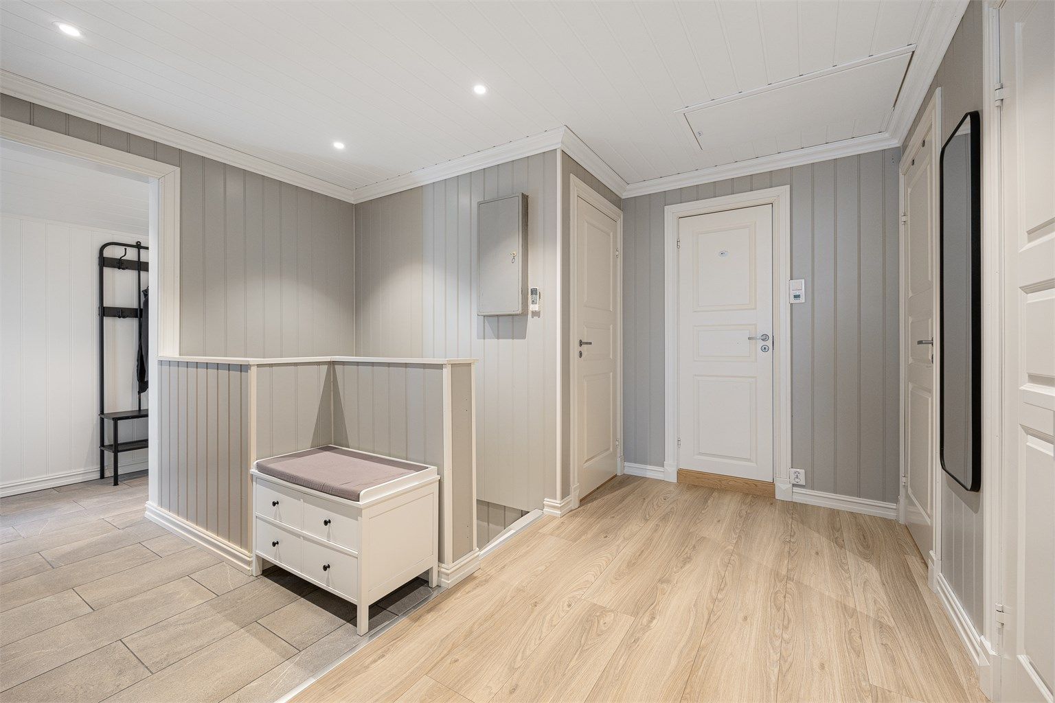 Gangen, som resten av etasjen, har overflater som ble vesentlig fornyet i 2018.