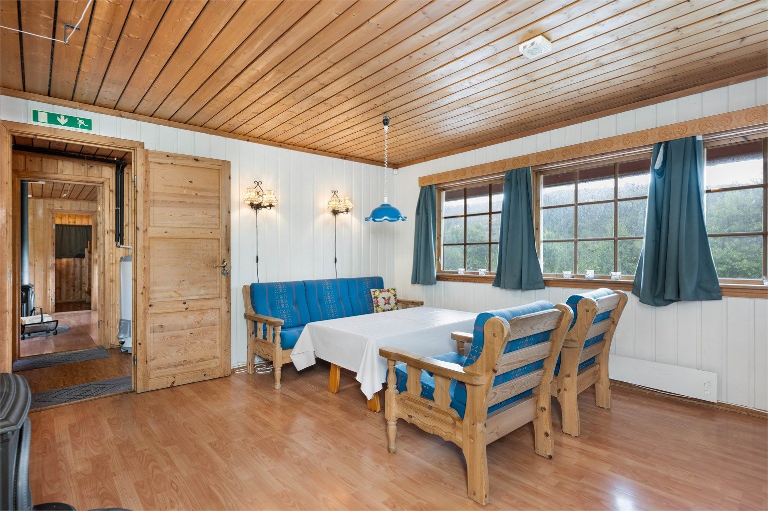 En av hyttens tre stuer, med tradisjonell panel på vegger og i tak.