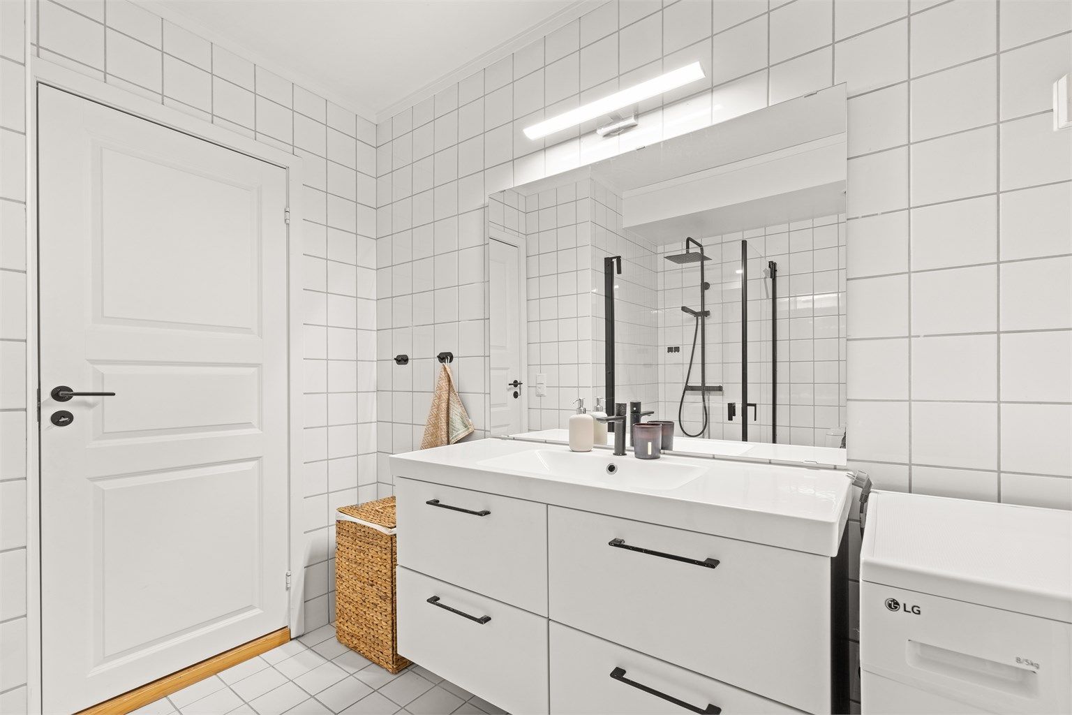 Badet har flislagte flater og elektriske varmekabler i gulvet for god komfort.