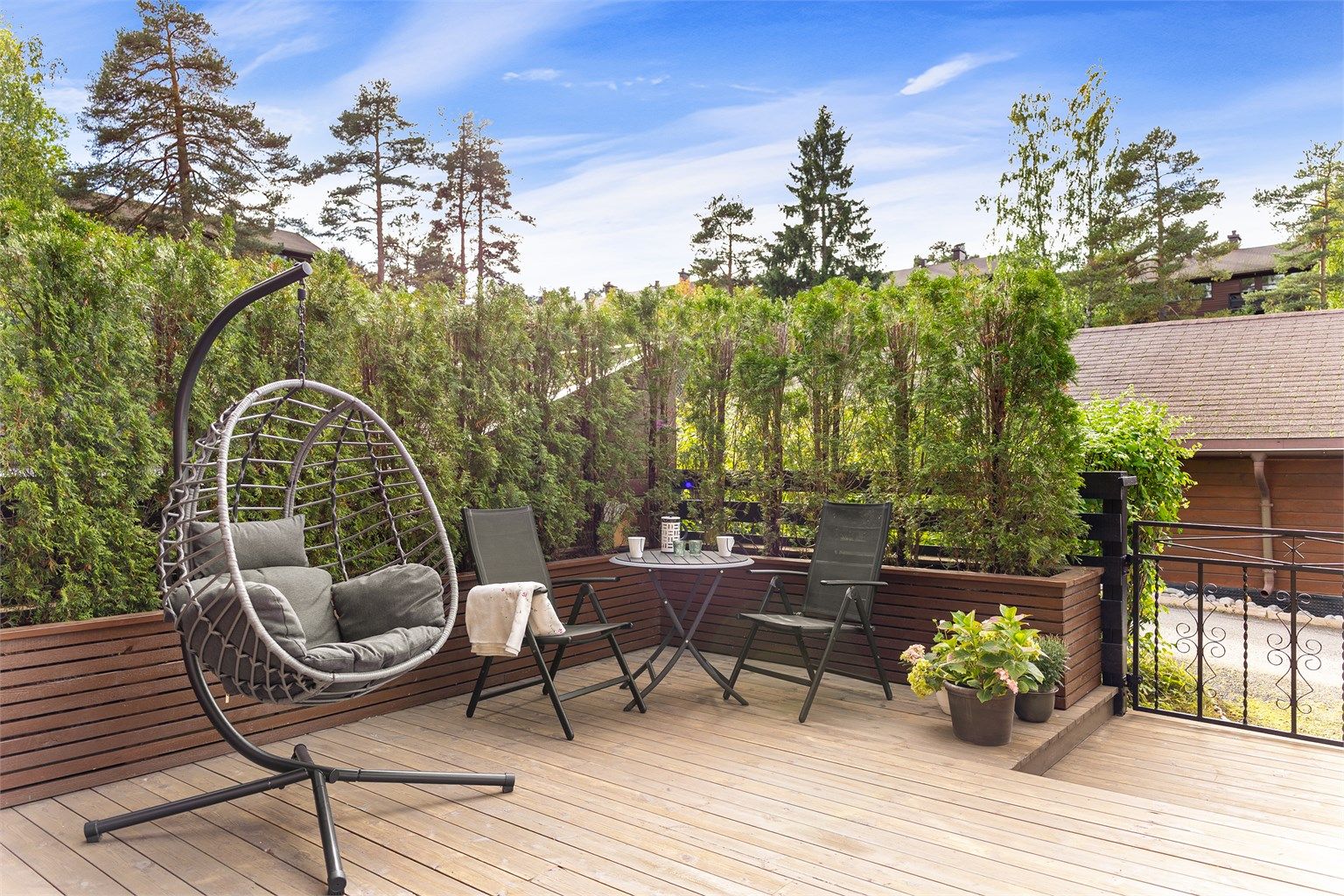 Boligen har en stor, skjermet og solrik uteplass med integrerte blomsterbed i tre, og ligger kun 2 minutter fra Østmarka.