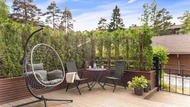 Boligen har en stor, skjermet og solrik uteplass med integrerte blomsterbed i tre, og ligger kun 2 minutter fra Østmarka.
