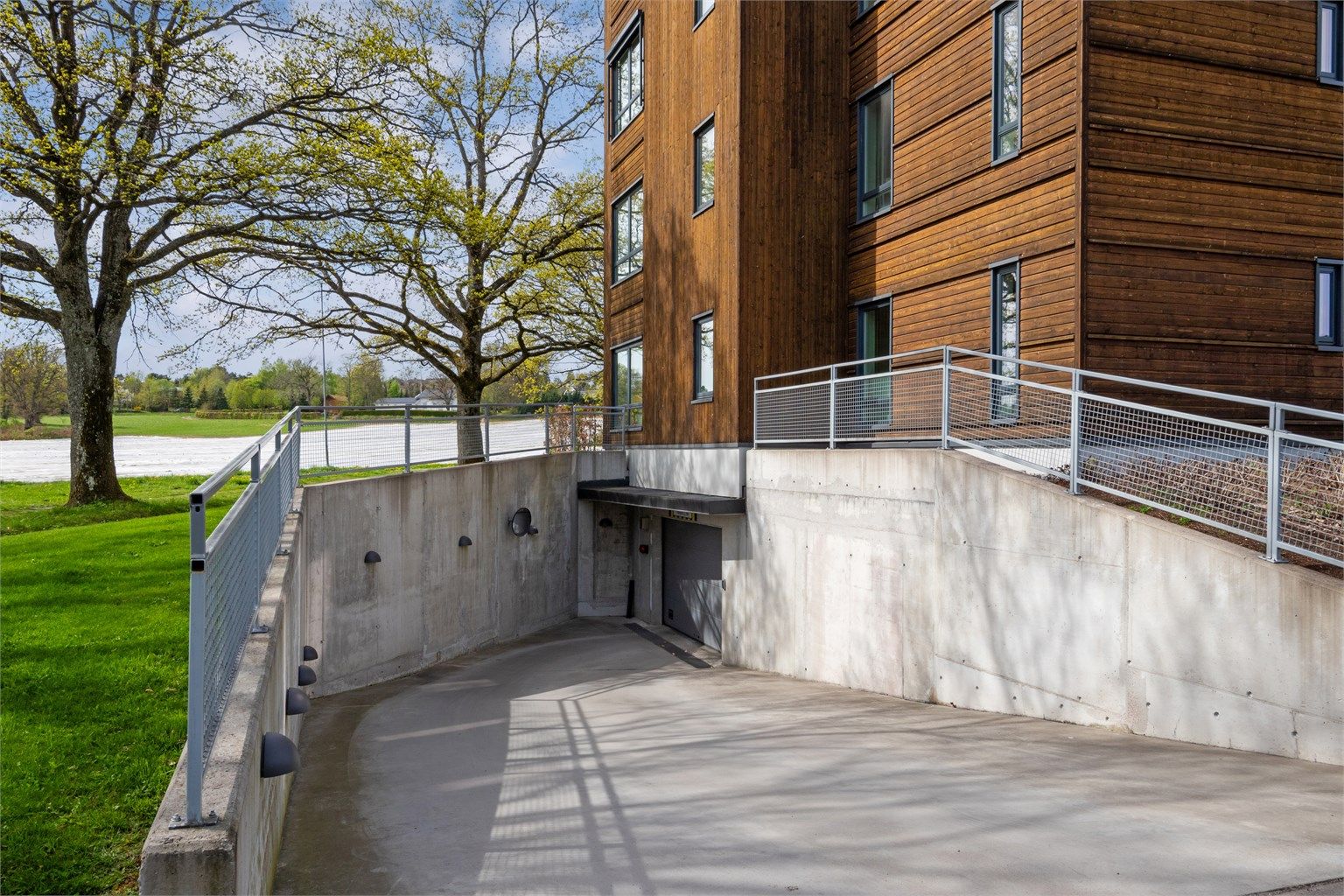 Innkjøring til garasjeanlegg fra gateplan.