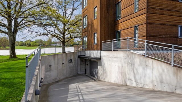 Innkjøring til garasjeanlegg fra gateplan.