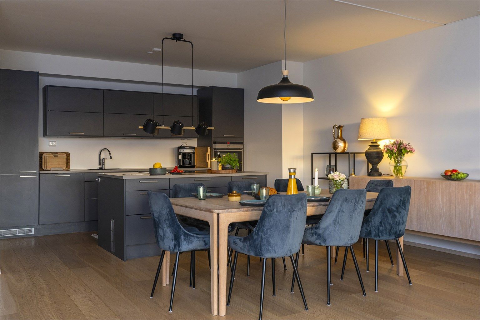 Oppgradert kjøkken fra Norema med integrerte hvitevarer og en sosial kjøkkenøy. Vannbåren gulvvarme i de fleste rom sikrer en jevn og behagelig temperatur.