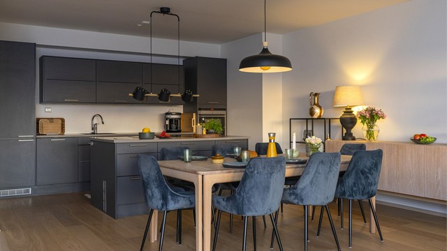 Oppgradert kjøkken fra Norema med integrerte hvitevarer og en sosial kjøkkenøy. Vannbåren gulvvarme i de fleste rom sikrer en jevn og behagelig temperatur.
