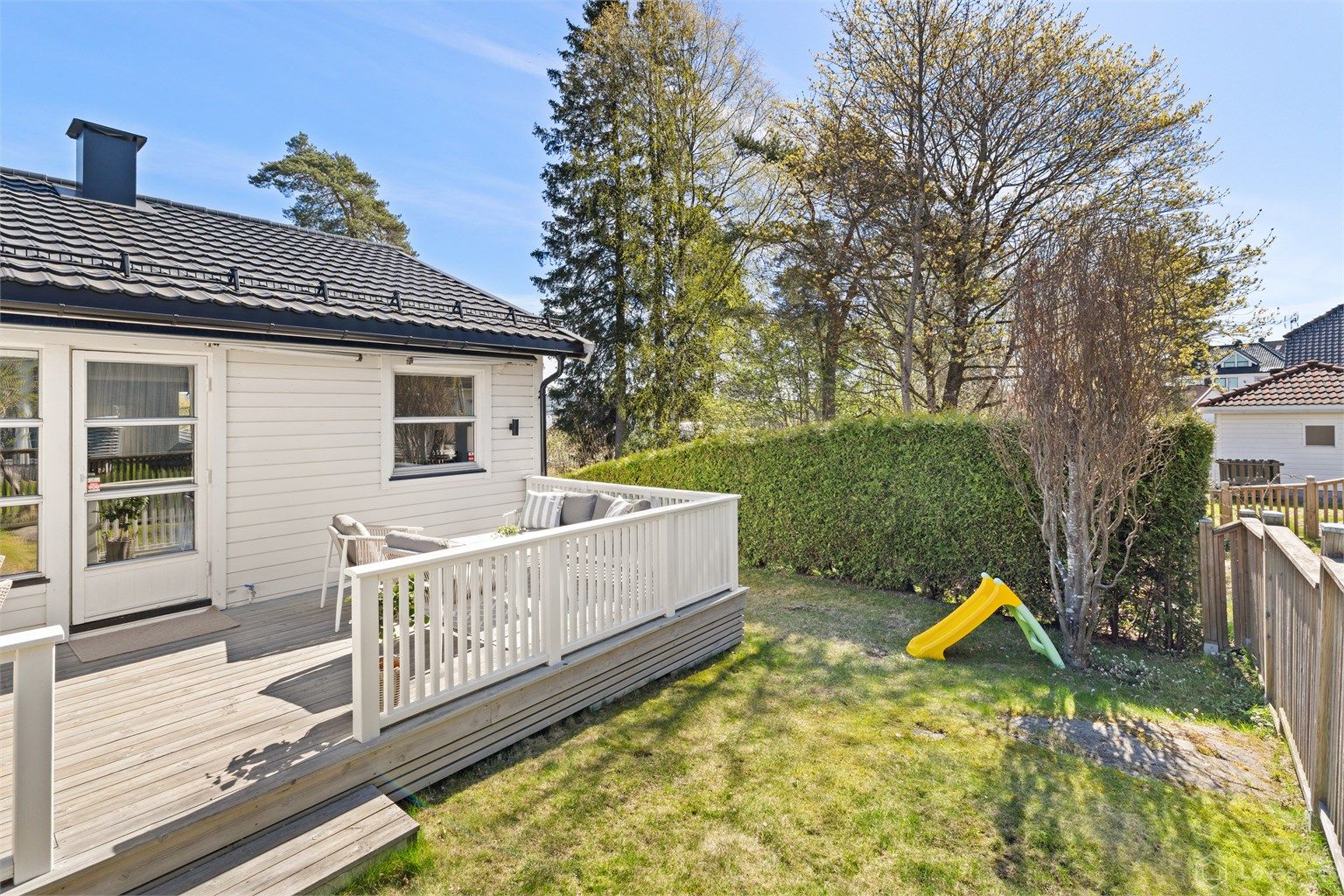 Den romslige terrassen på 20 m² er en naturlig forlengelse av stuen og går over i en privat hagedel.
