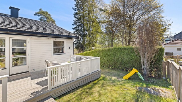 Den romslige terrassen på 20 m² er en naturlig forlengelse av stuen og går over i en privat hagedel.