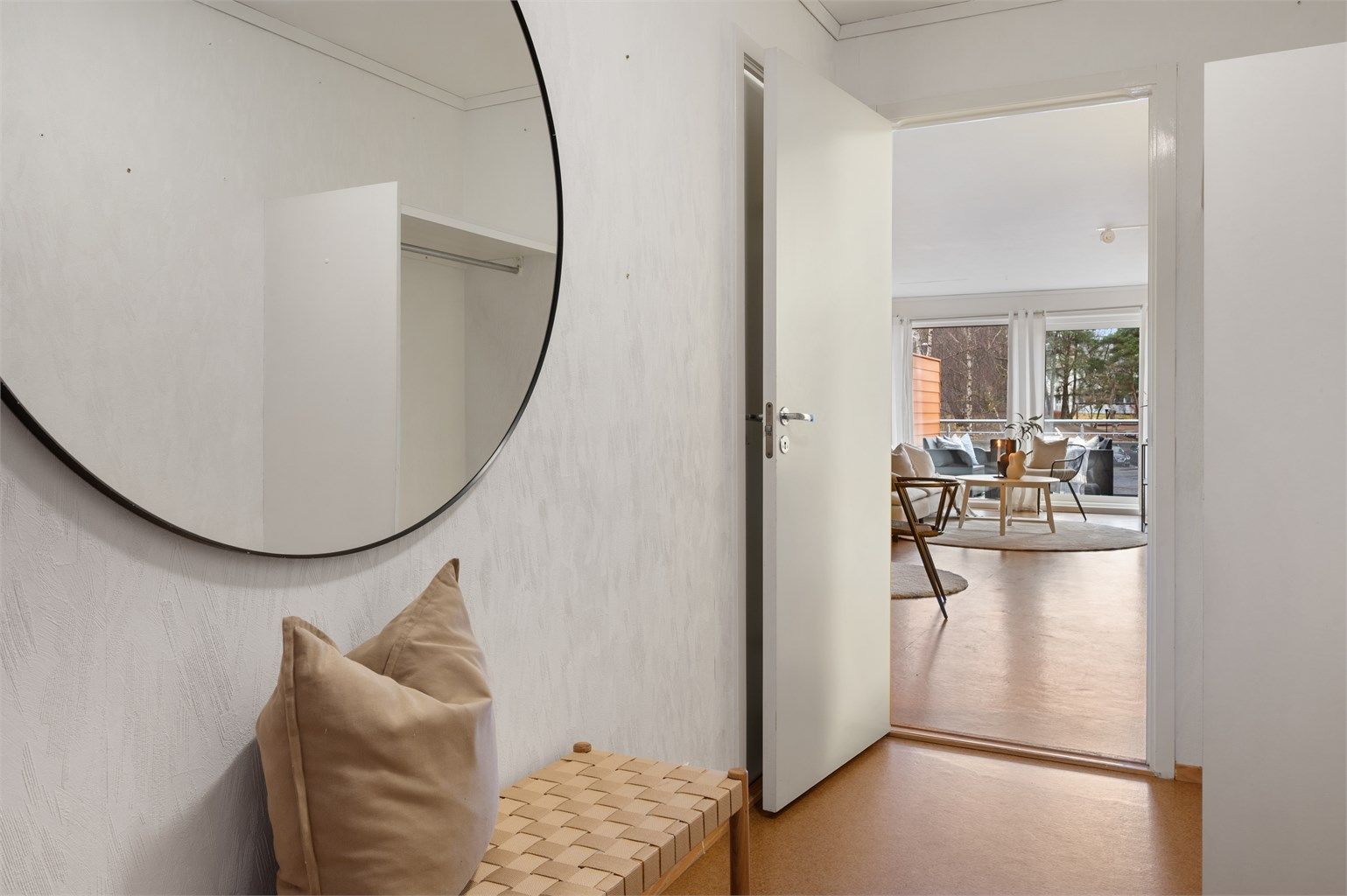 Gangen fra kjøkkenet leder videre inn til bod og bad.