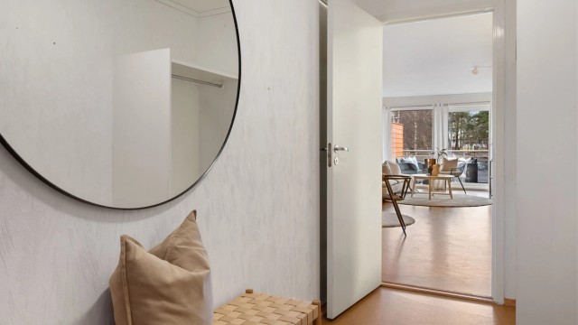 Gangen fra kjøkkenet leder videre inn til bod og bad.