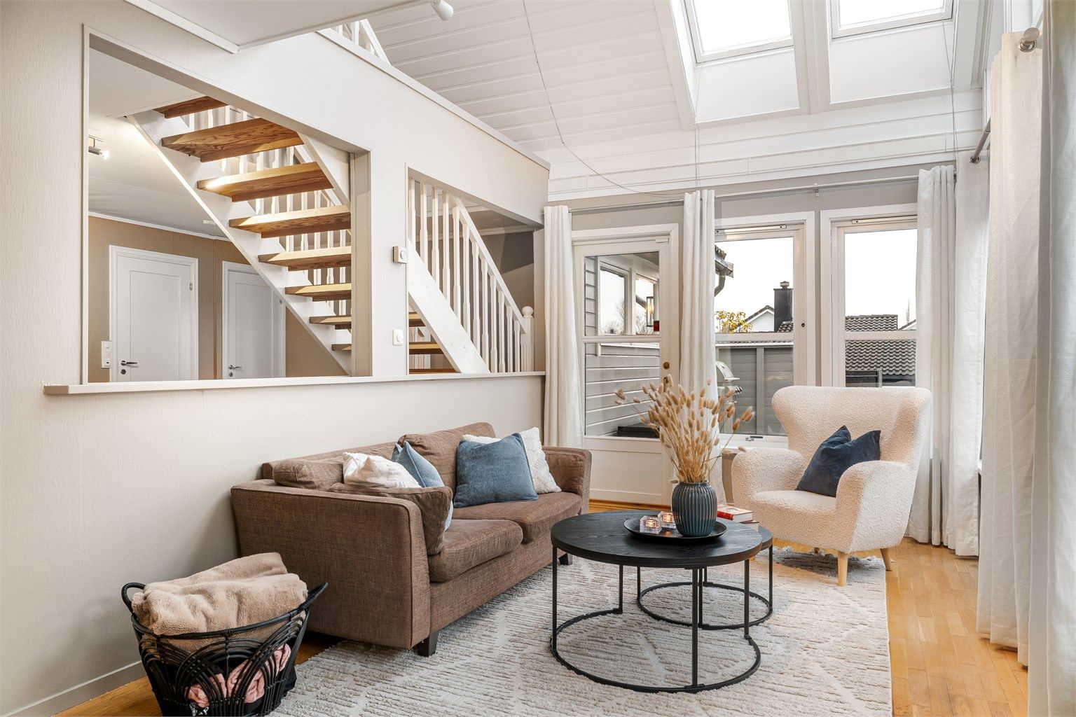 Daglistue med ekstra takhøyde og takvinduer for ekstra lys og trivsel.