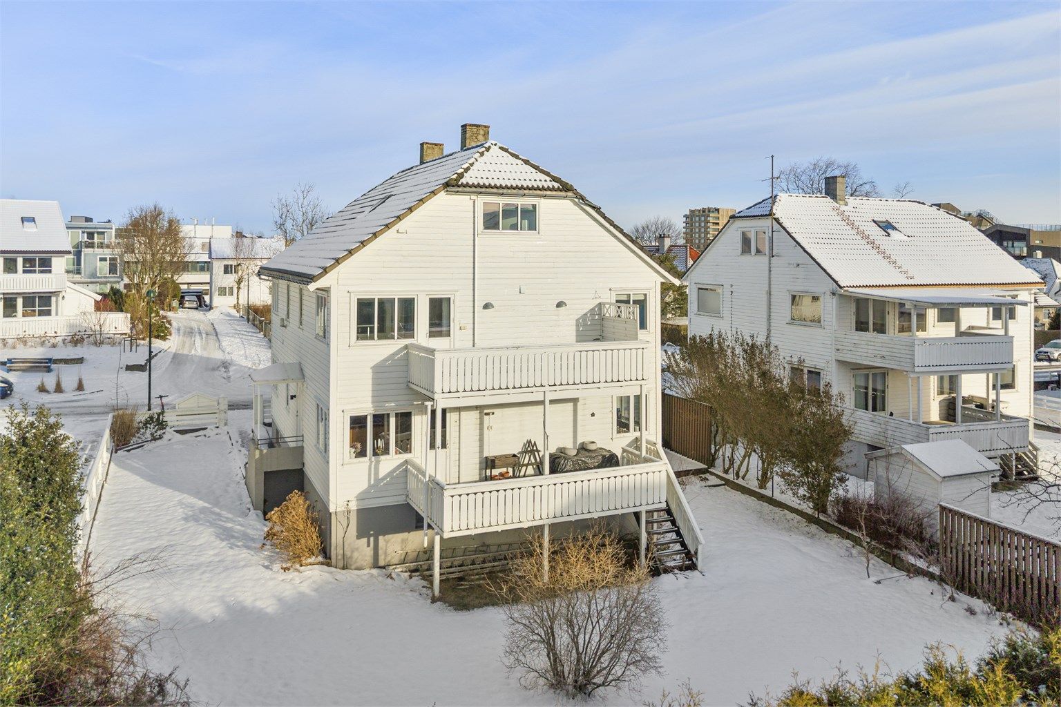 Romslig og solrik, felles hage. Balkongen i 2. etasje tilhører leiligheten.